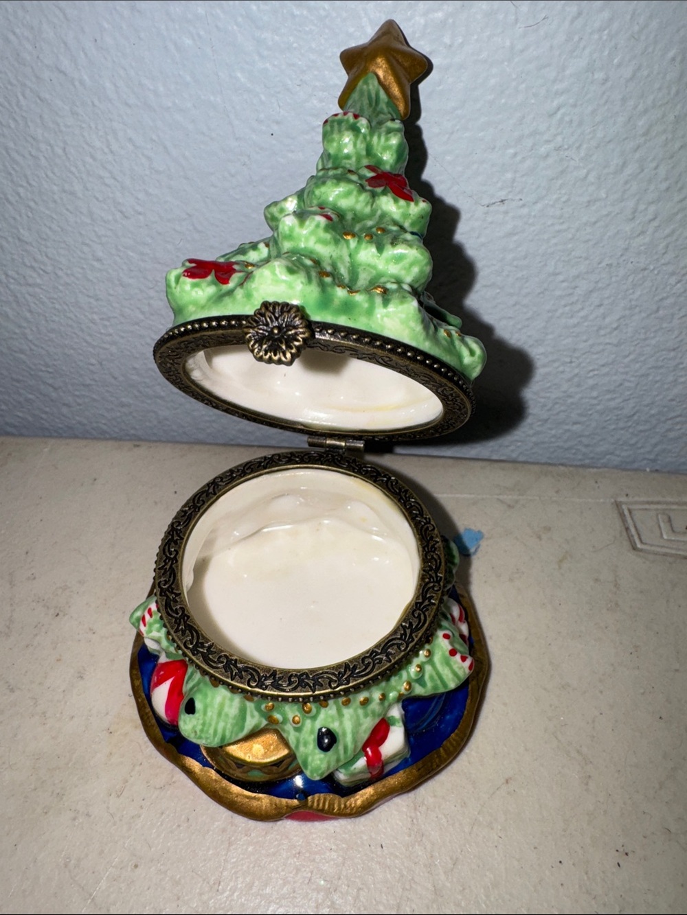 Vintage Ceramc Holiday Ceramic Christmas Tree Hinged Trinket Box w/ Latch